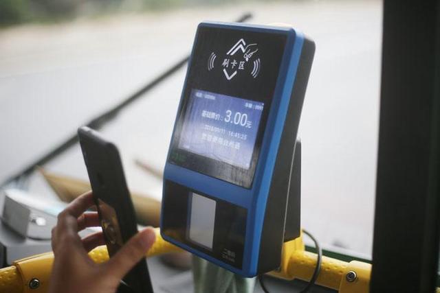 拉卡拉：市民乘坐公交车可以手机扫码了！怎么操作看这里