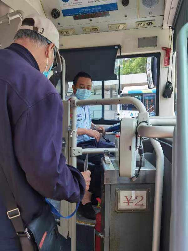 申请POS机：刷卡就能查验核酸报告 杭州三类人群坐公交更方便了