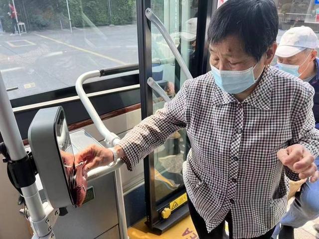 申请POS机：刷卡就能查验核酸报告 杭州三类人群坐公交更方便了