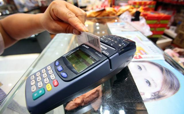 移动POS机：银行不能强迫消费者信用卡消费分期付款，否则涉嫌乱收费