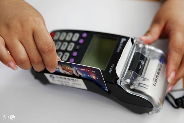 POS机办理：银行卡没有免密支付，刷POS机居然直接扣款，惊呼：咋回事？
