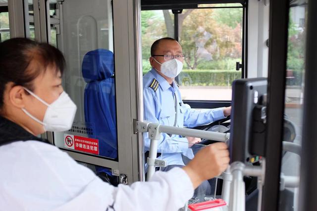 智能POS机：北京公交全网今起自动核验健康码！不符合条件将现场劝返_1