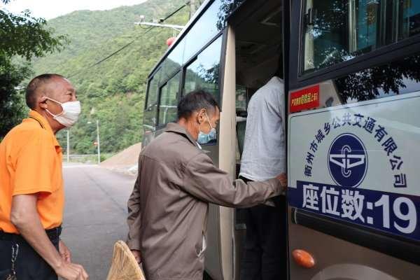 智能POS机：2元一票制 记者体验衢州运营里程最长的城乡公交