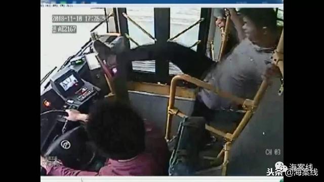 无线POS机：又见公交车“乘闹”｜男子坐过站，举灭火器威胁司机