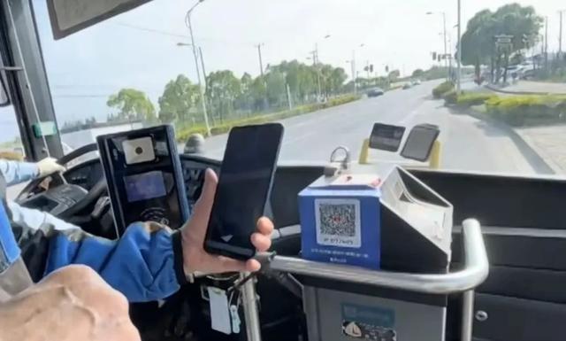 拉卡拉官网：“扫码上车”太麻烦？全市公交POS设备陆续升级