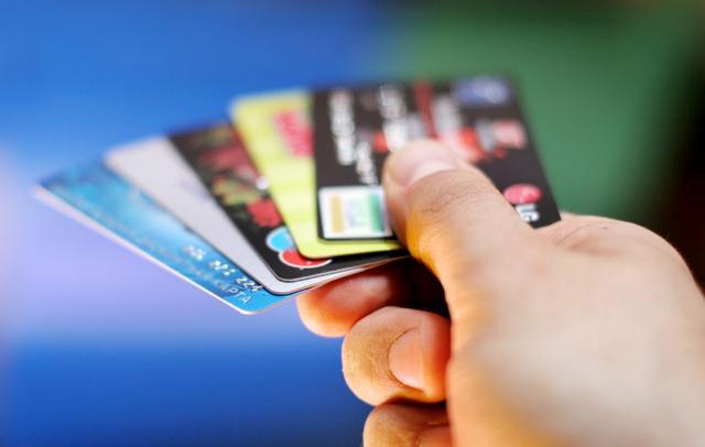 拉卡拉POS机传统出票版：如何进行信用卡取现？这种方式是否划算？
