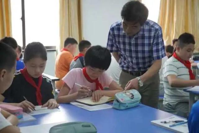 正规POS机：“我还能再干5年！”杭州60岁男老师不想退休：不为了钱，我还不想老